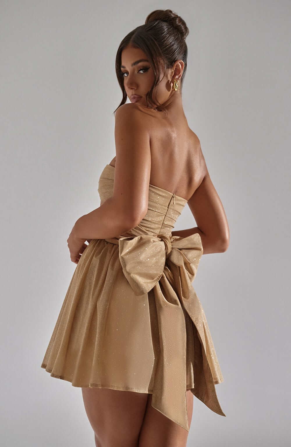 Robe mini en dentelle avec dos noué