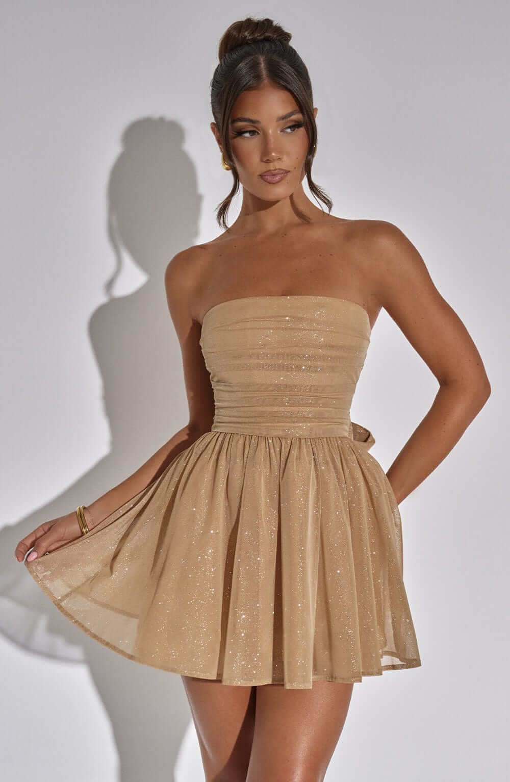 Robe mini en dentelle avec dos noué