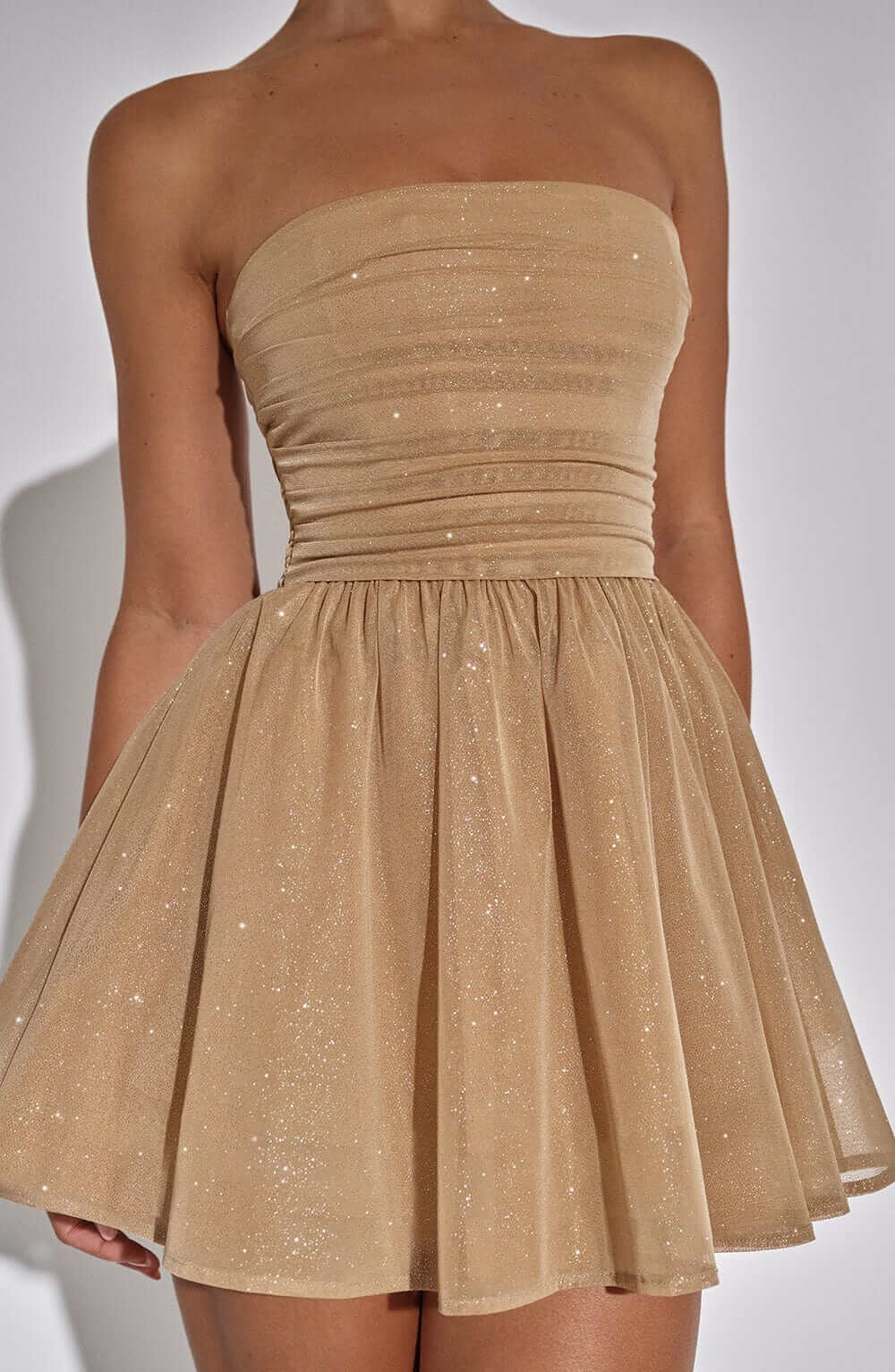 Robe mini en dentelle avec dos noué