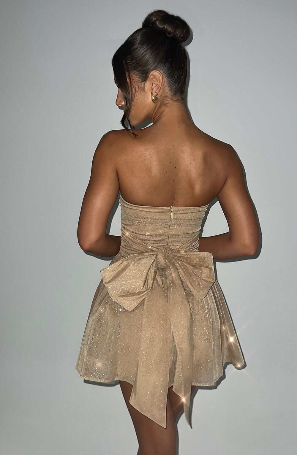 Robe mini en dentelle avec dos noué