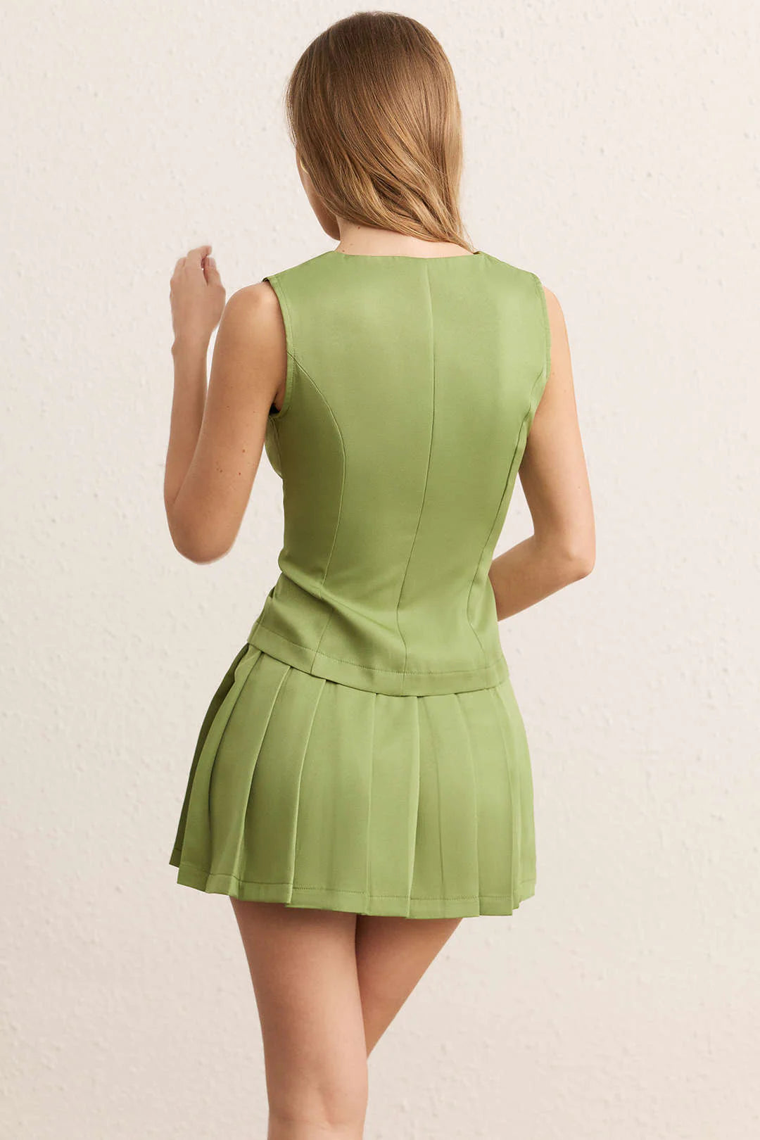 Ensemble gilet et jupe plissée avec boutons ornés