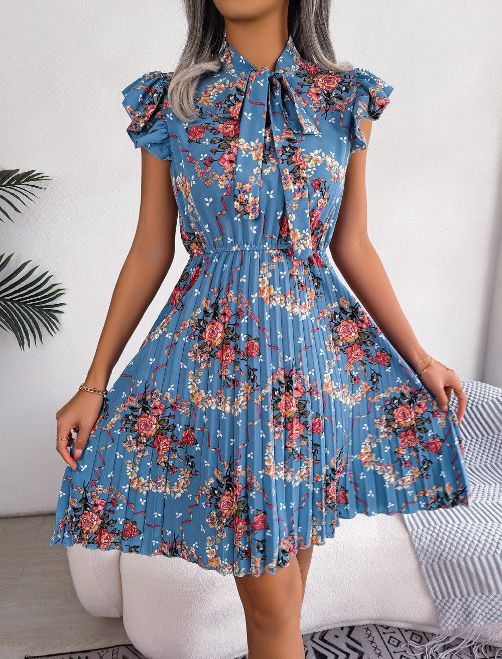 Robe bohème plissée à imprimé floral et col lavallière