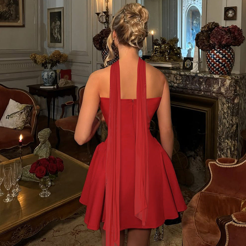 Robe patineuse cocktail avec col suspendu
