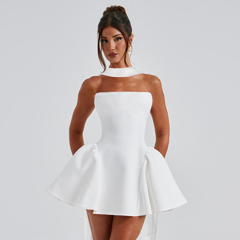 Robe patineuse cocktail avec col suspendu