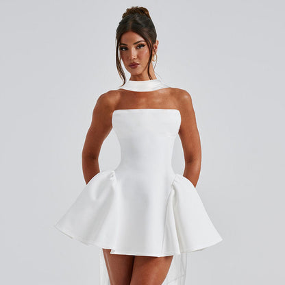 Robe patineuse cocktail avec col suspendu