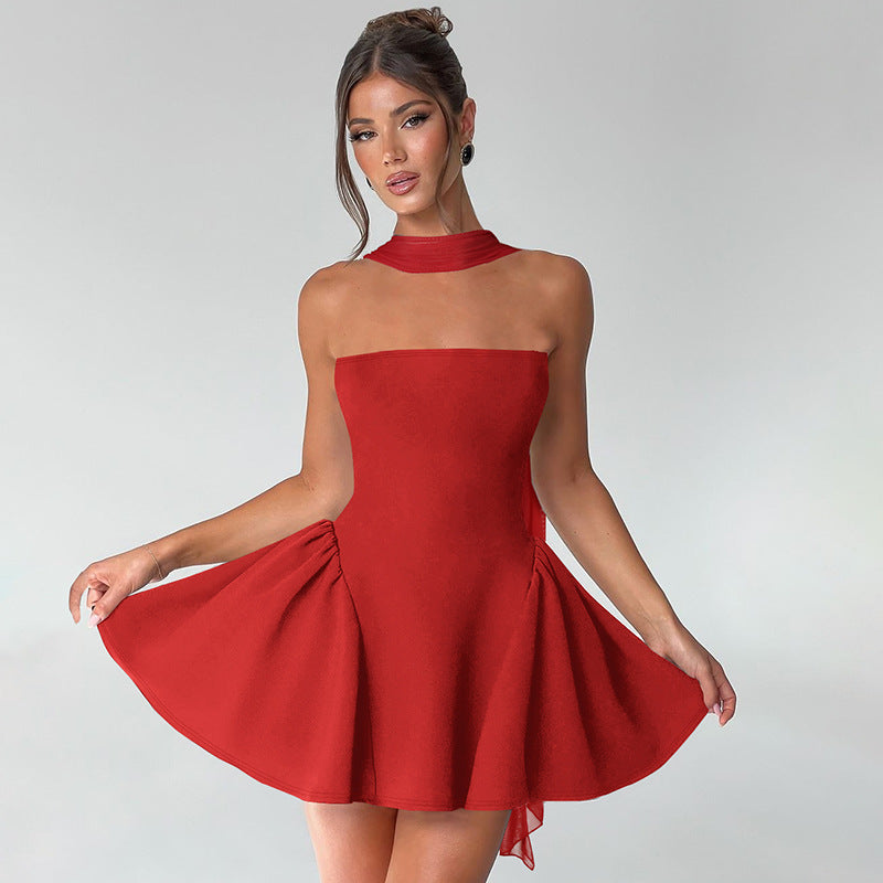 Robe patineuse cocktail avec col suspendu