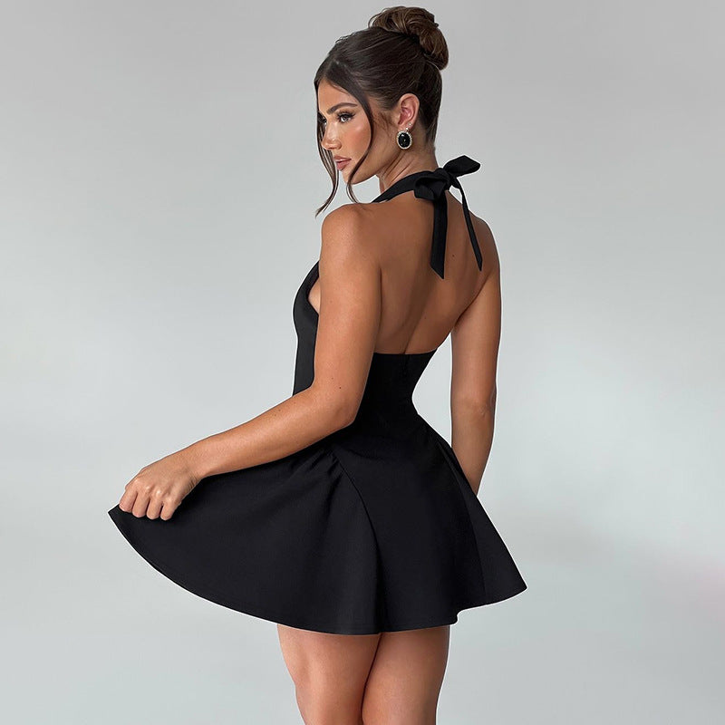Robe courte à dos-nu – Style glamour contemporain