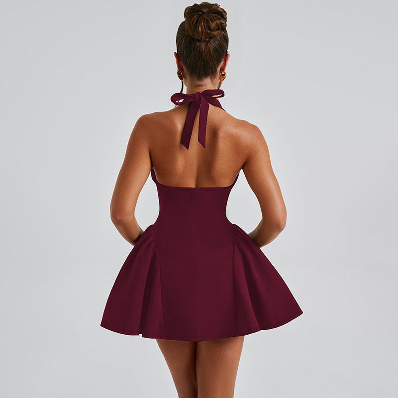 Robe courte à dos-nu – Style glamour contemporain
