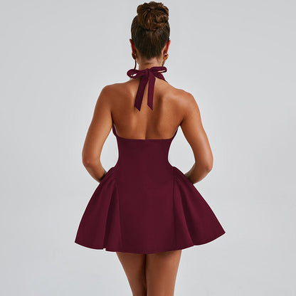 Robe courte à dos-nu – Style glamour contemporain