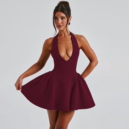 Robe courte à dos-nu – Style glamour contemporain