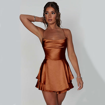 Mini robe satinée à dos nu