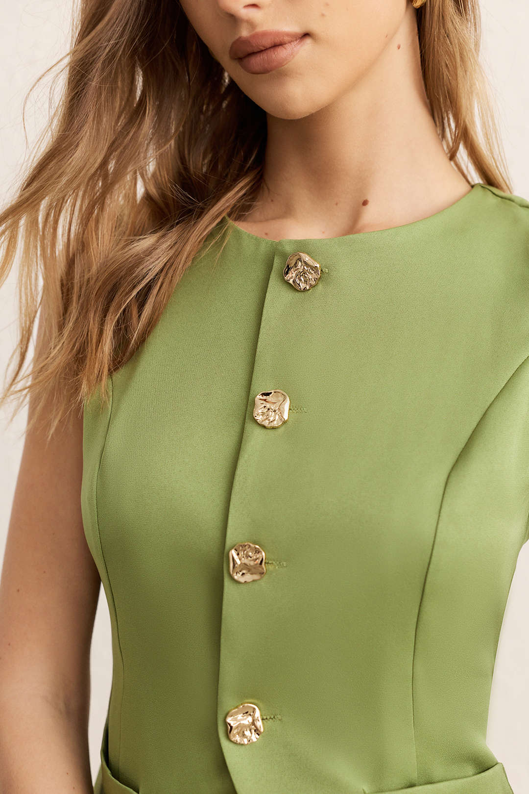 Ensemble gilet et jupe plissée avec boutons ornés