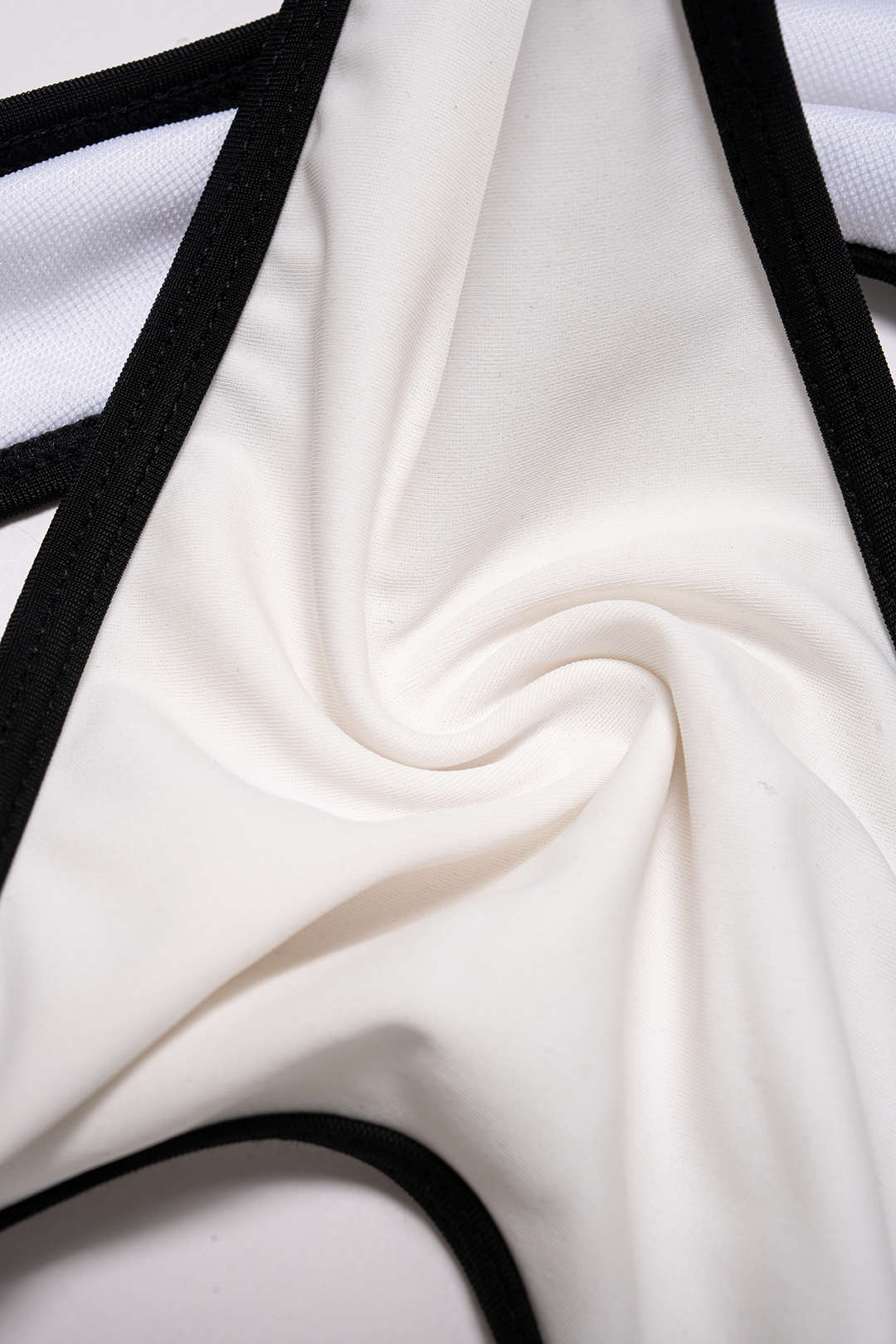 Ensemble bikini noir & blanc à anneaux