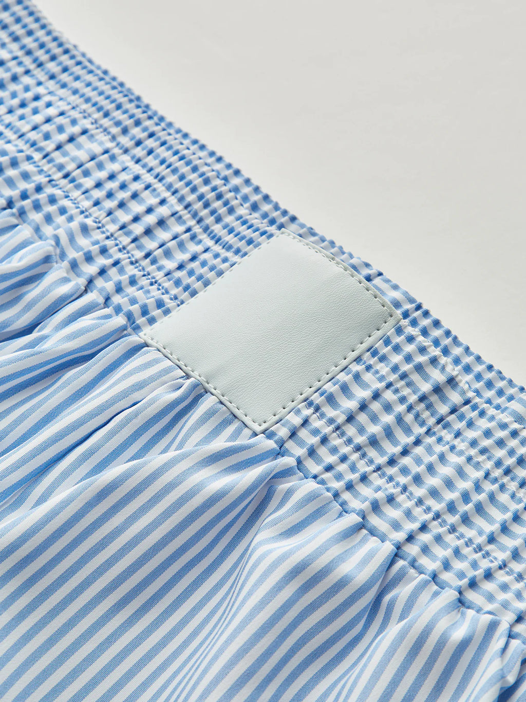 Short d'été à fines rayures