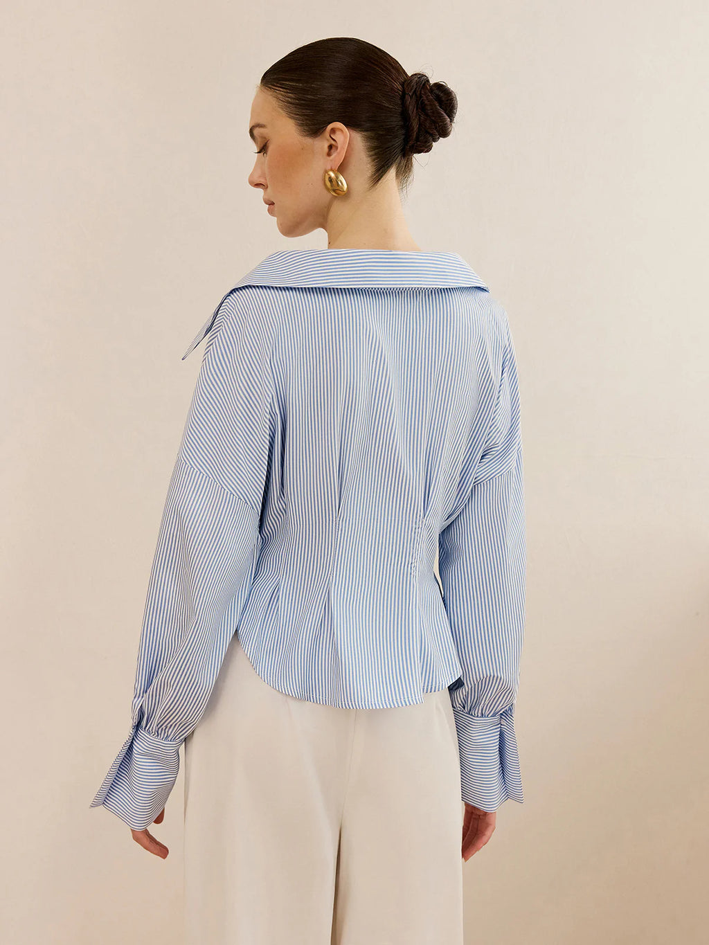 Chemise à col rayé et taille cintrée