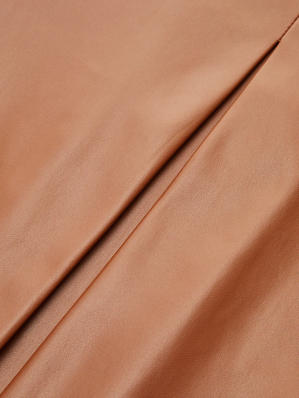 Short plissé en simili cuir