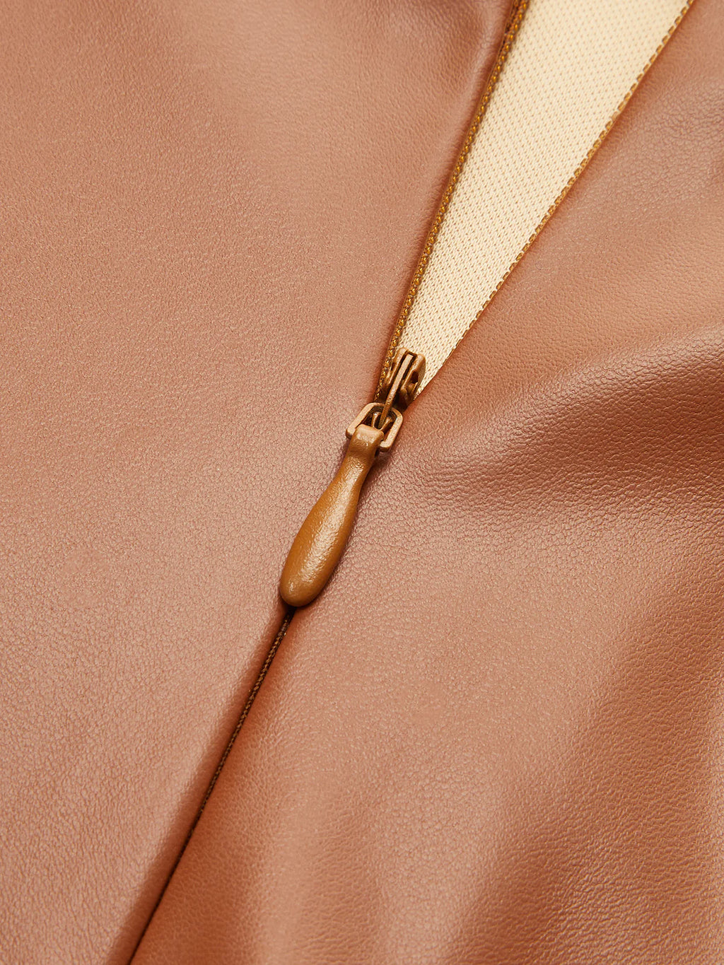 Short plissé en simili cuir