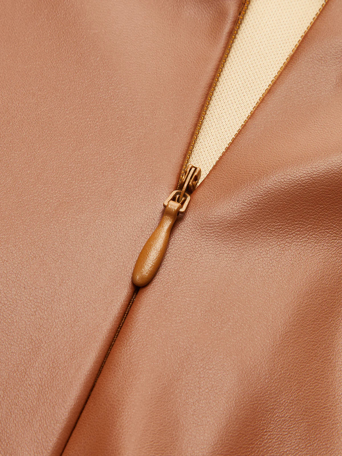 Short plissé en simili cuir