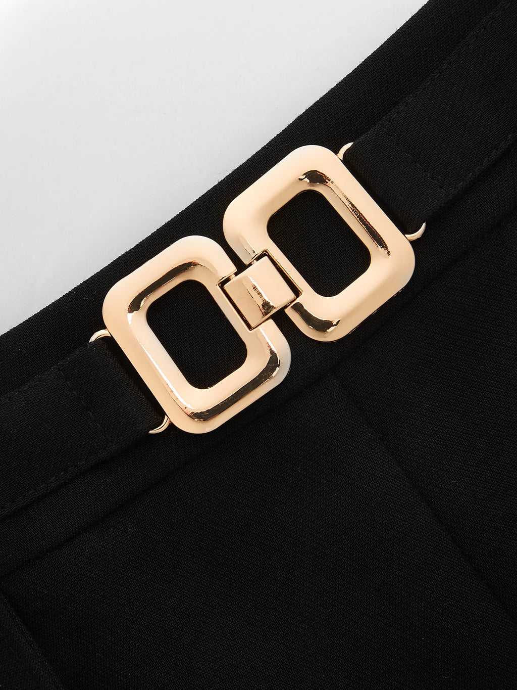 Short taille mi-haute à boucle dorée