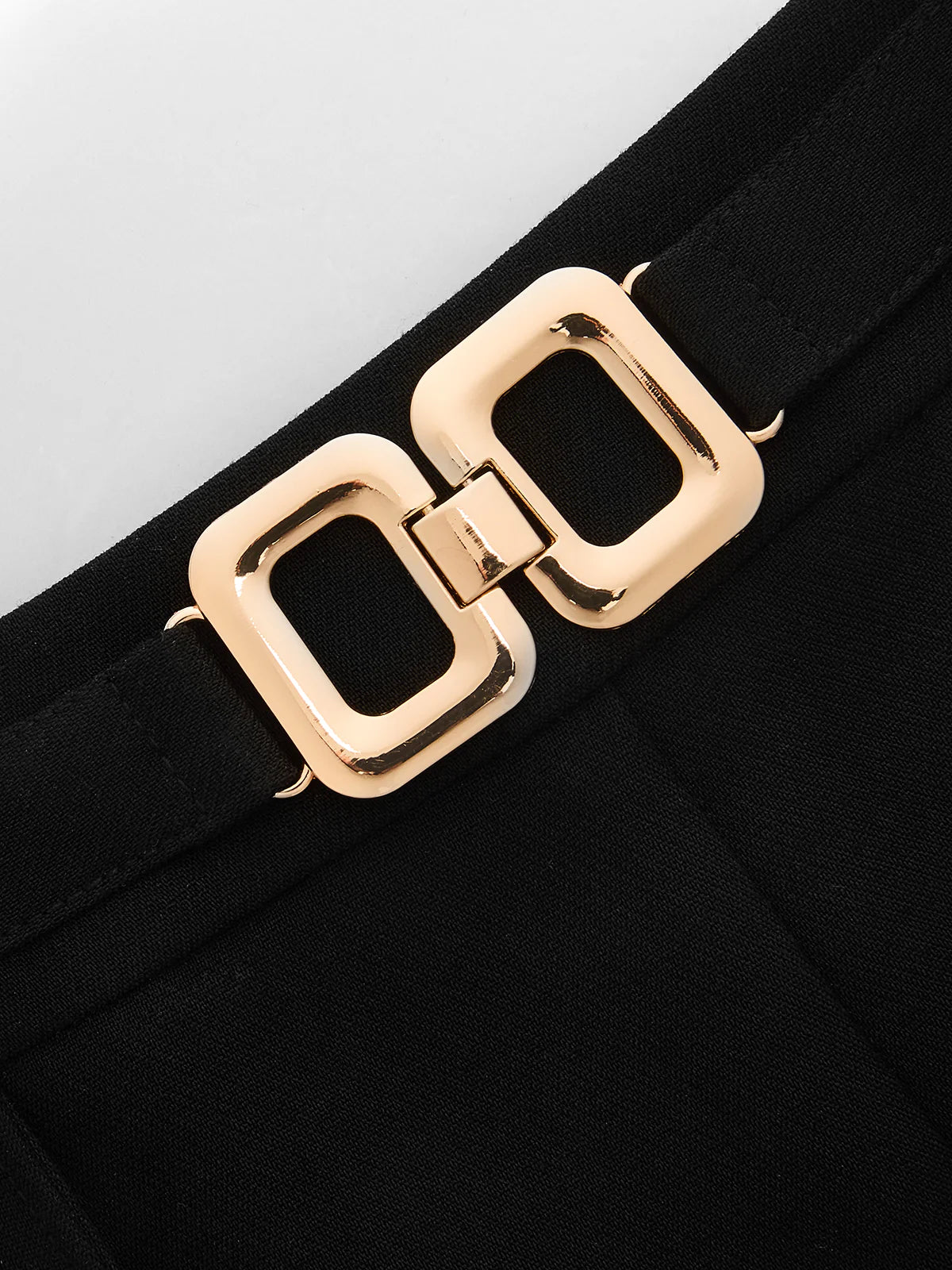 Short taille mi-haute à boucle dorée