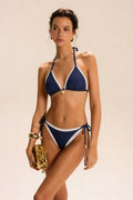 Bikini triangle bleu marine à bordure dentelle