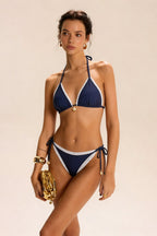 Bikini triangle bleu marine à bordure dentelle