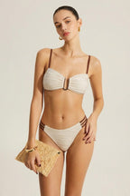 Bikini texturé à détail central métallique