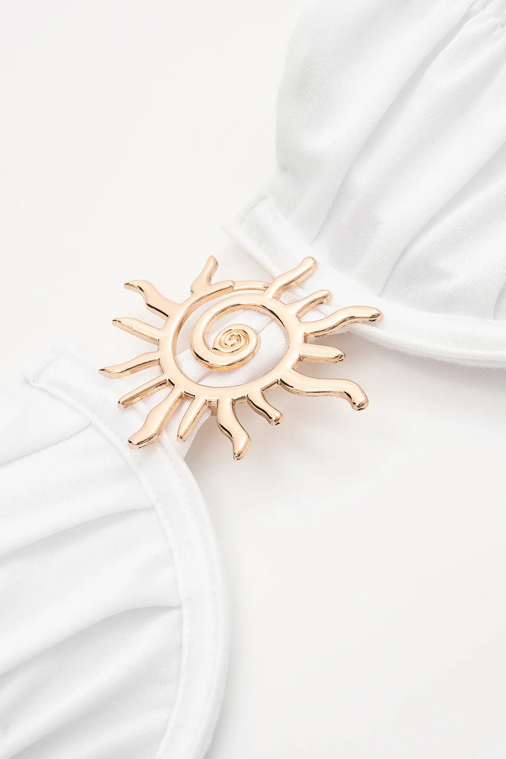 Bikini blanc nacré à bijou soleil doré
