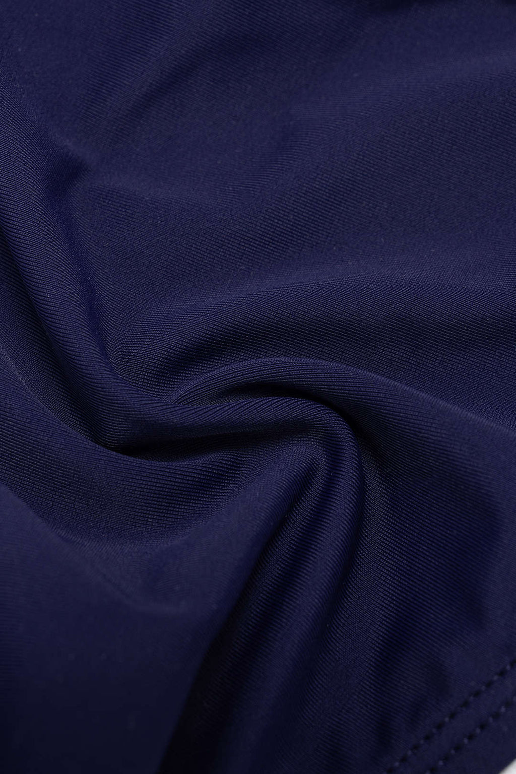 Bikini triangle bleu marine à bordure dentelle