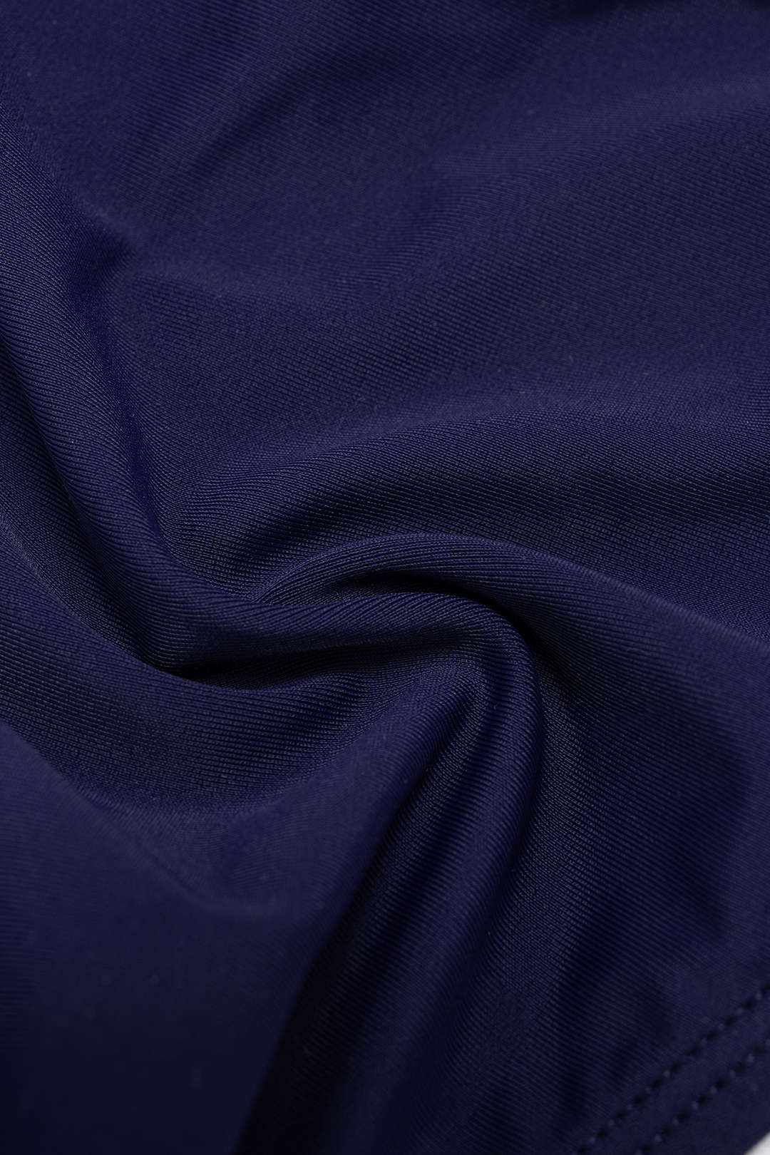 Bikini triangle bleu marine à bordure dentelle