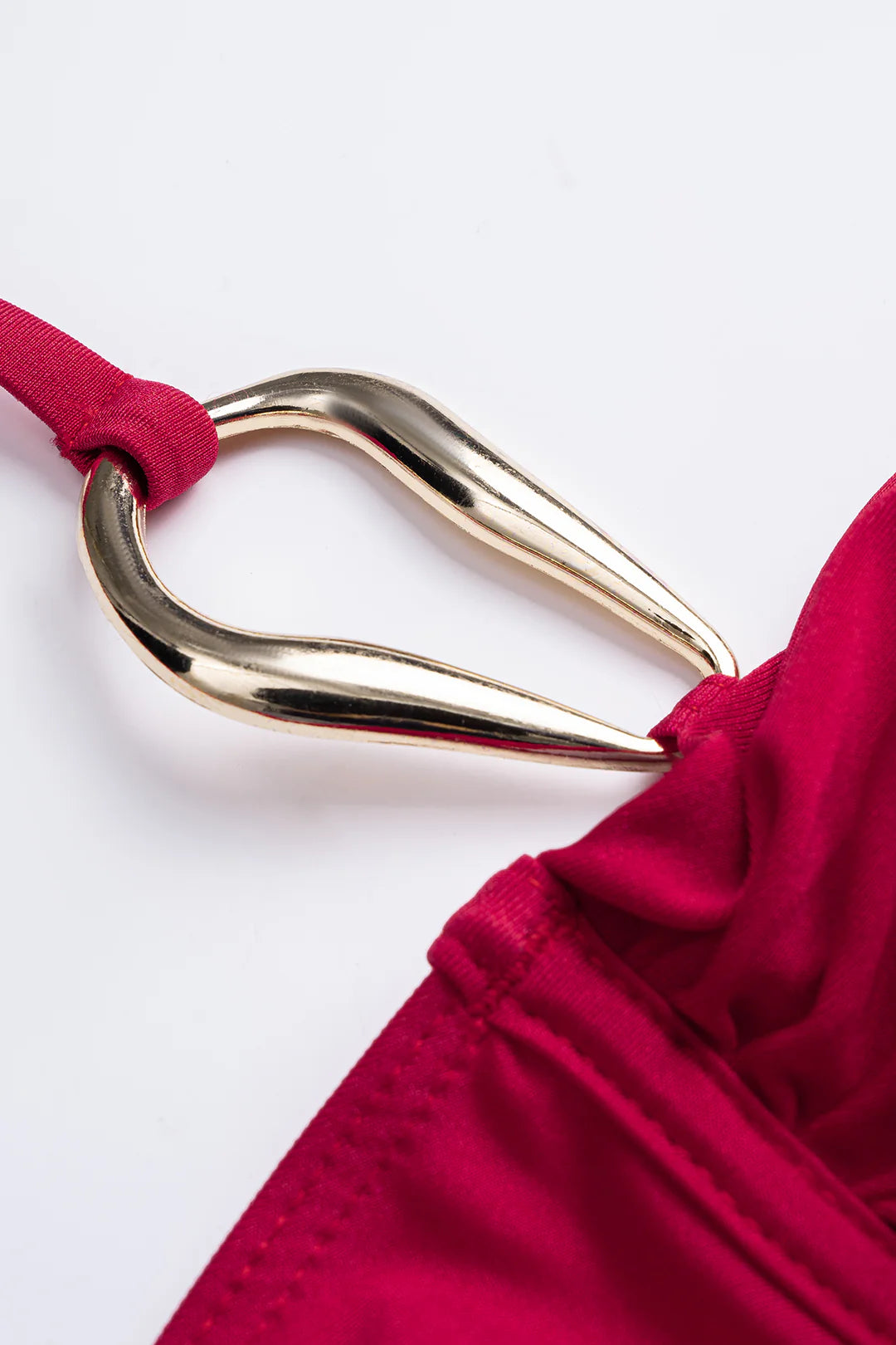 Bikini à nouer rouge à bijoux dorés