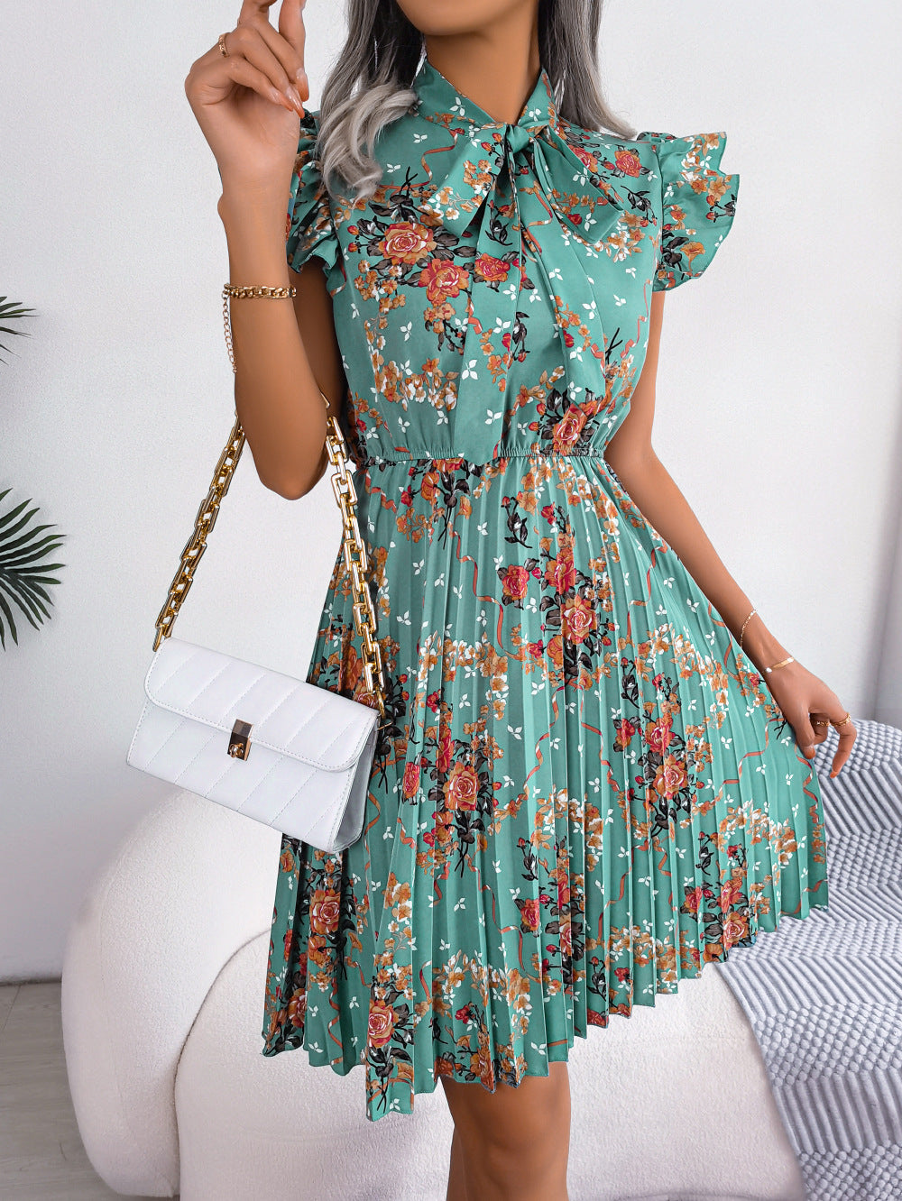 Robe bohème plissée à imprimé floral et col lavallière
