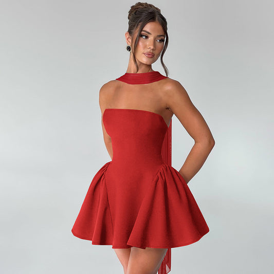 Robe patineuse cocktail avec col suspendu
