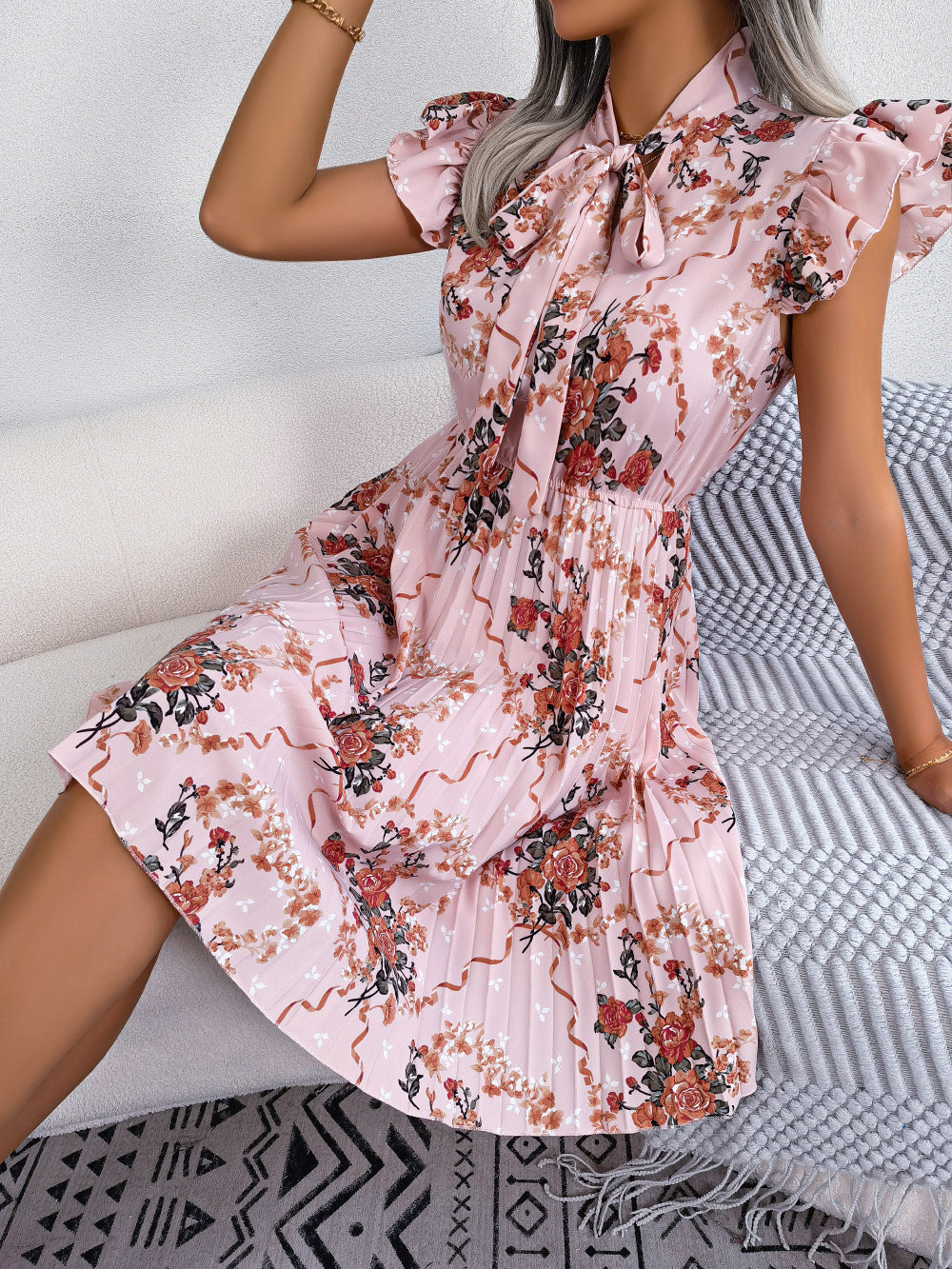 Robe bohème plissée à imprimé floral et col lavallière