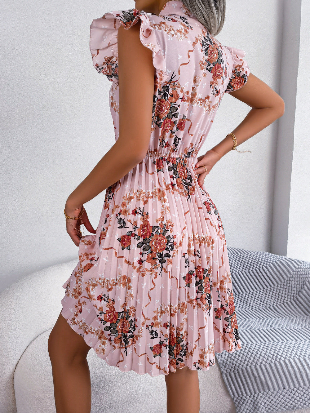 Robe bohème plissée à imprimé floral et col lavallière