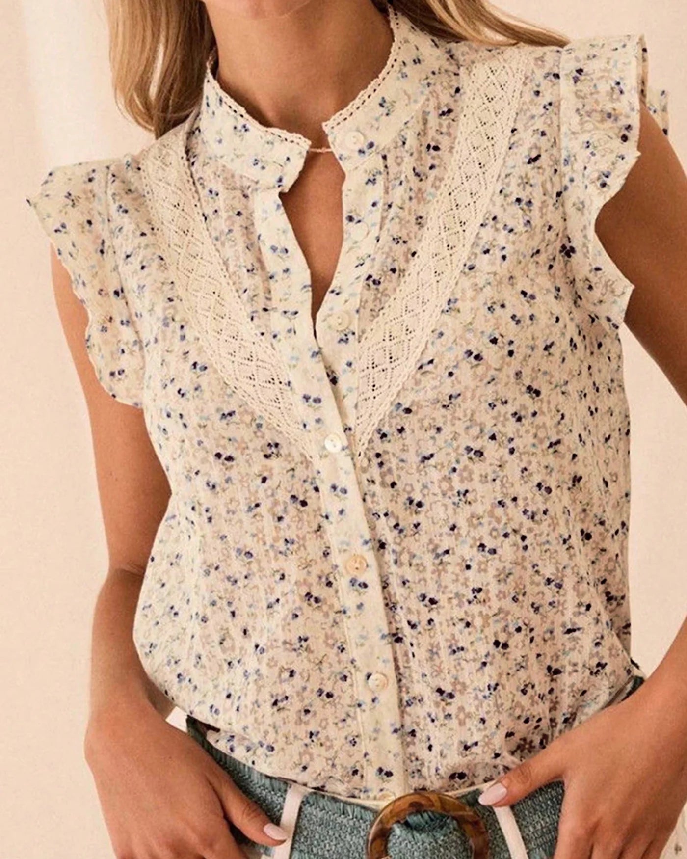 Blouse fleurie à volants et col montant