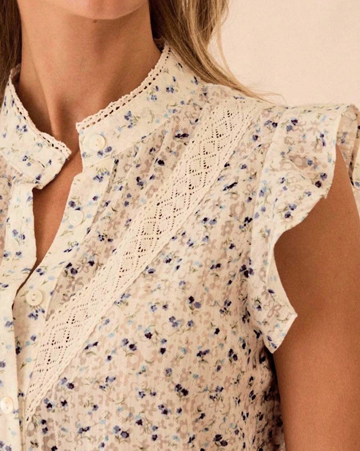 Blouse fleurie à volants et col montant